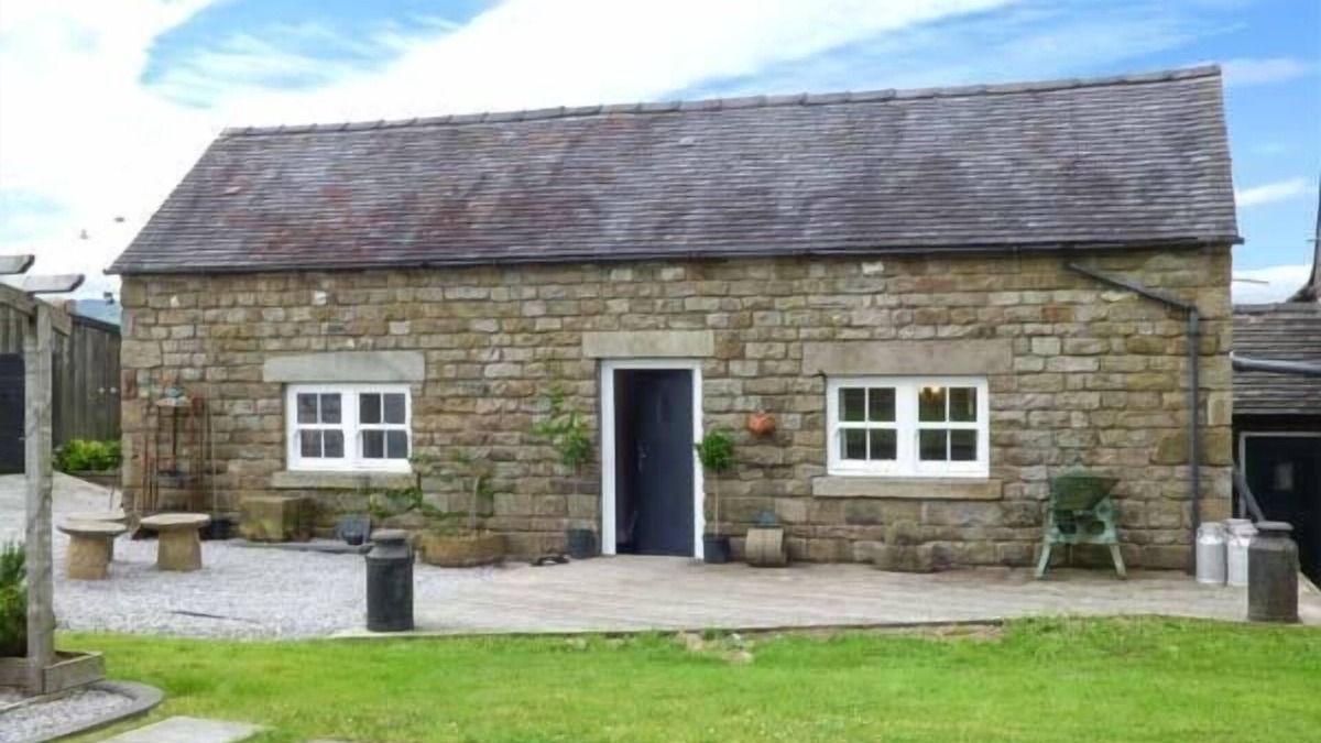Longnor Cottage | LITTLE OWL BARN, romantic, character holiday cottage in Longnor
