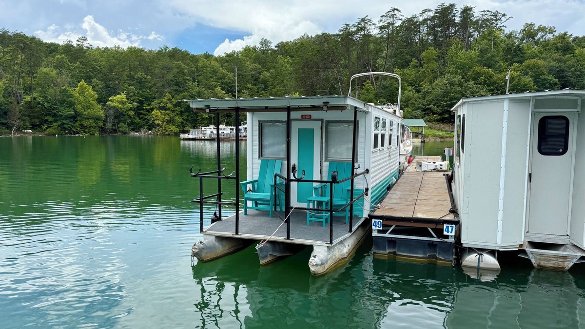 New Tazewell Boat Rental | Little Palm Tiny Houseboat on Norris Lake!