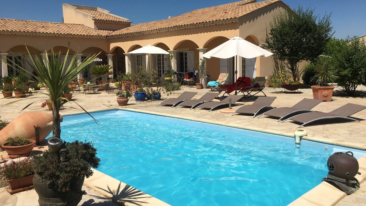 Arles Apartment | Little paradise, close to Arles, Provence, spacious terrace and pool