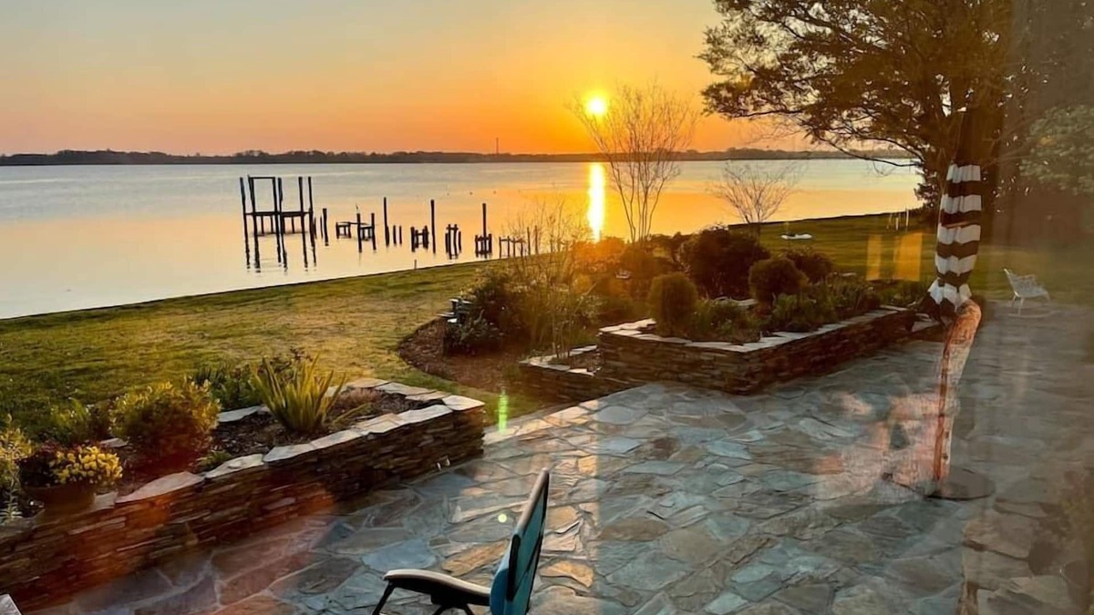 New Bern House | Little piece of heaven in your own back yard!
