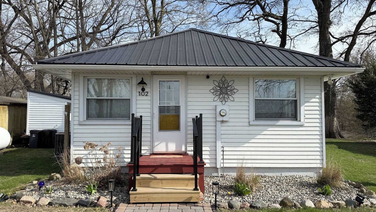 Stockland House | Little River House on Henry, on the serene banks of the Iroquois River