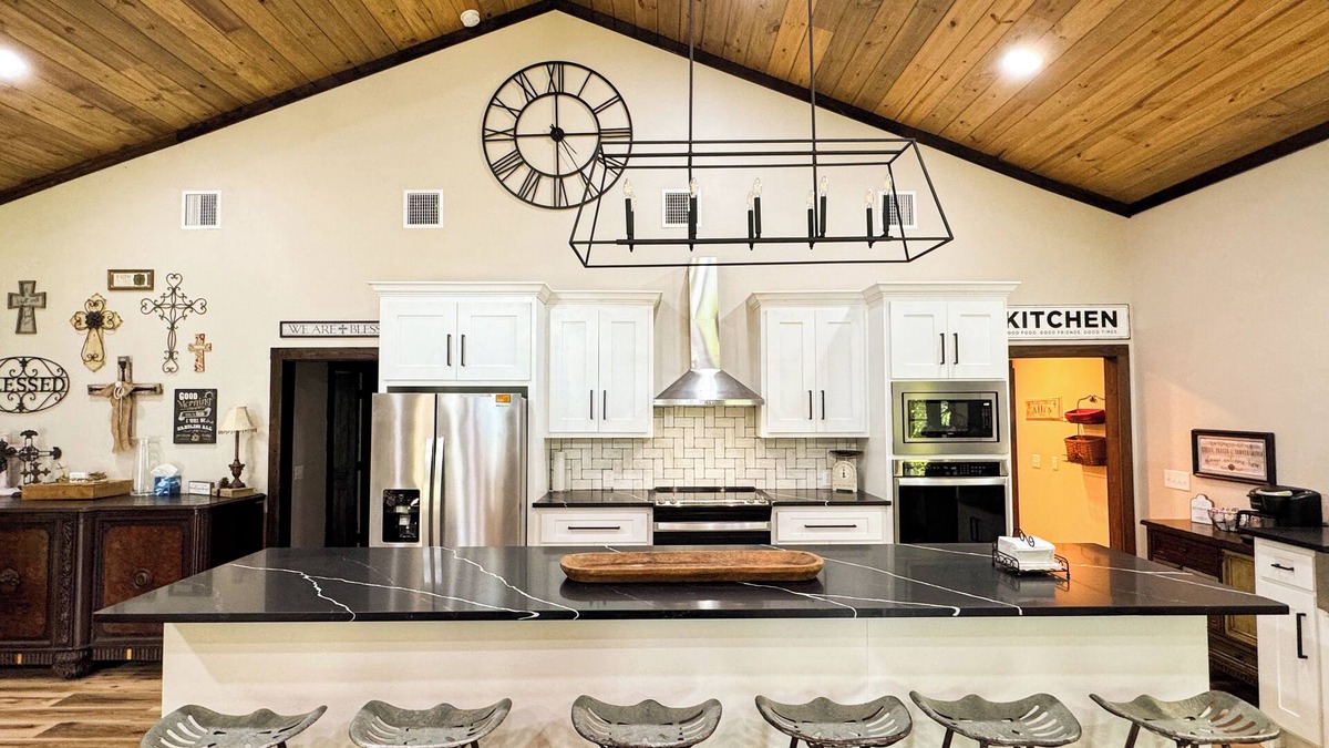 De Queen Cabin | Little River Retreat~ Peaceful Countryside Getaway