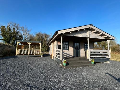 Tudenham Apartment | LITTLE ROCK RETREAT Log Cabin with Hot Tub