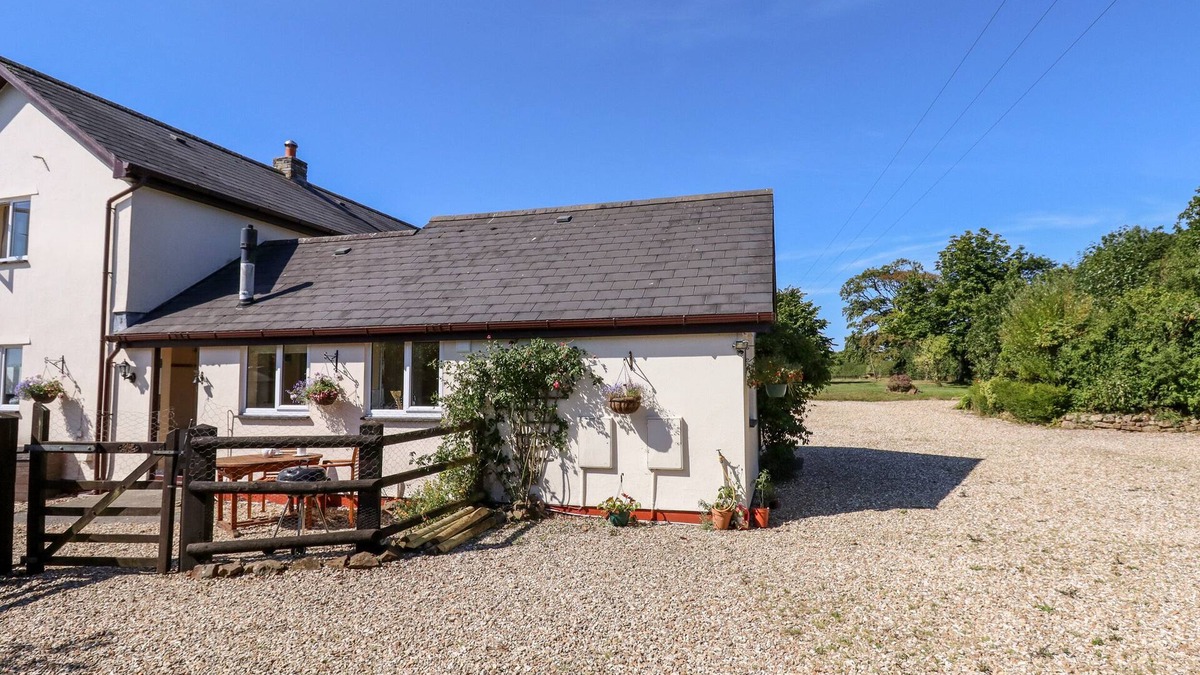 Beaworthy Cottage | LITTLE ROWAN AT ROWAN PARK FARM, pet friendly in Ashwater