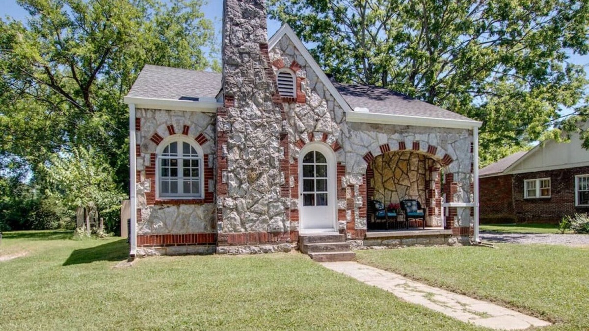 Murfreesboro House | Little Stone House in the Heart of Murfreesboro