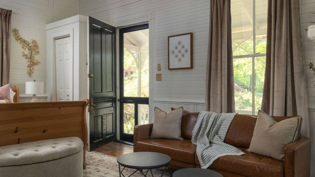 Old Irving Park Apartment | Little White House Studio w/Full Kitchen