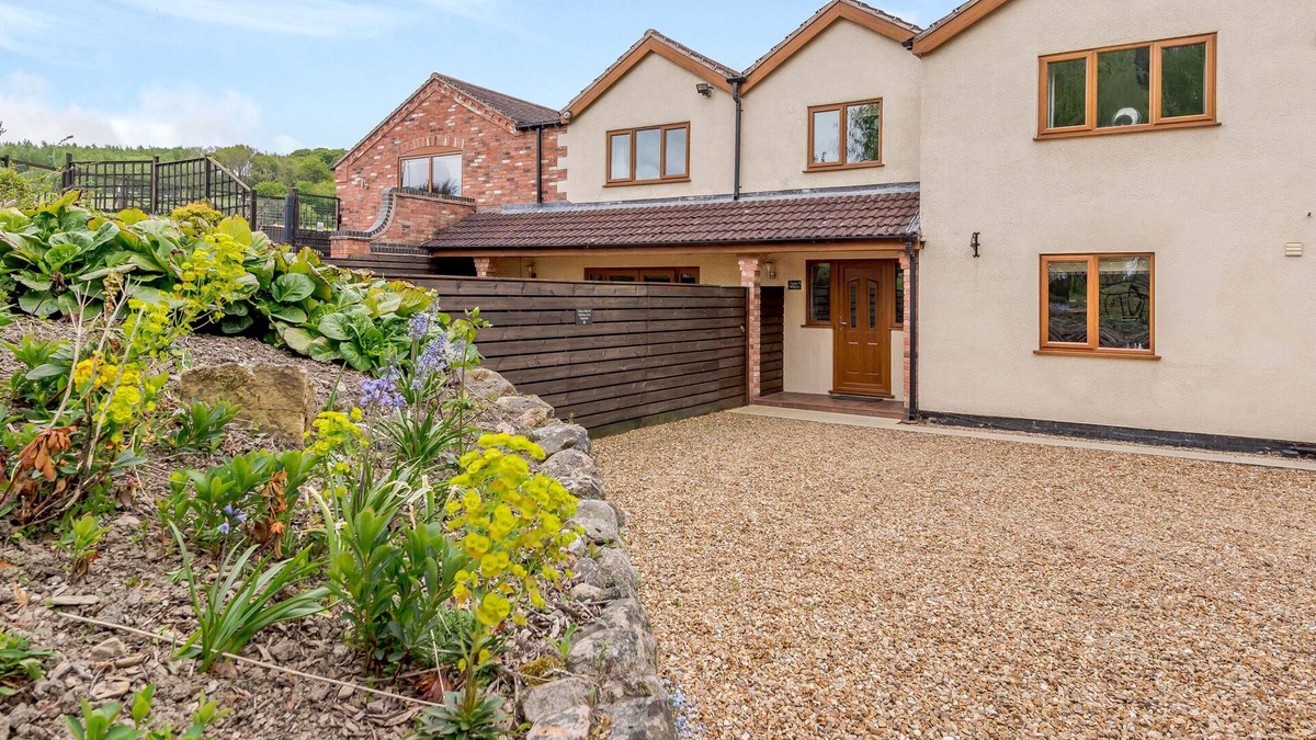 Alfreton Apartment | LITTLE WILLOW, pet friendly, with a garden in Golden Valley