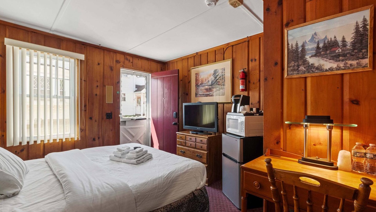 Littleton Hotel | Littleton Getaway – Queen Room Retreat