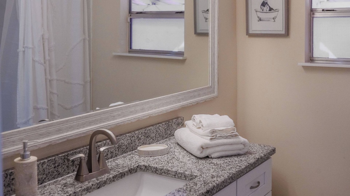 Dixieland House | Live Like a Local in Lakeland’s Coziest Bungalow- Foosball, Fountain & Fast WiFi