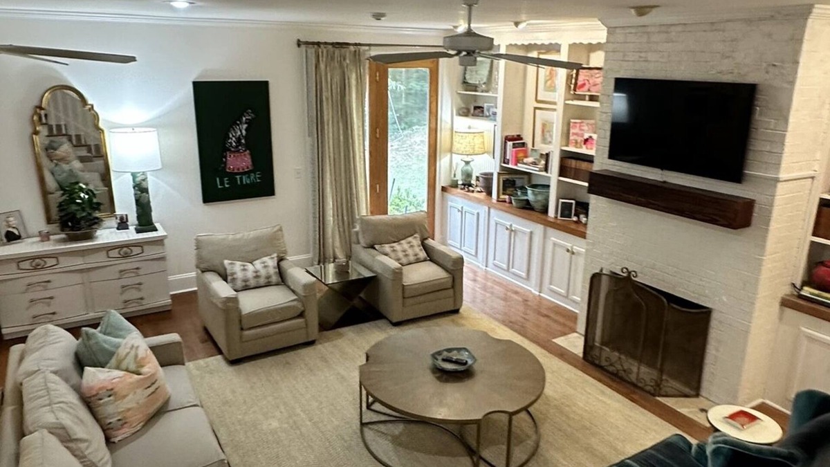 Oxford House | Live like a Local! Walk to the Square or the Grove! 💙❤️💙