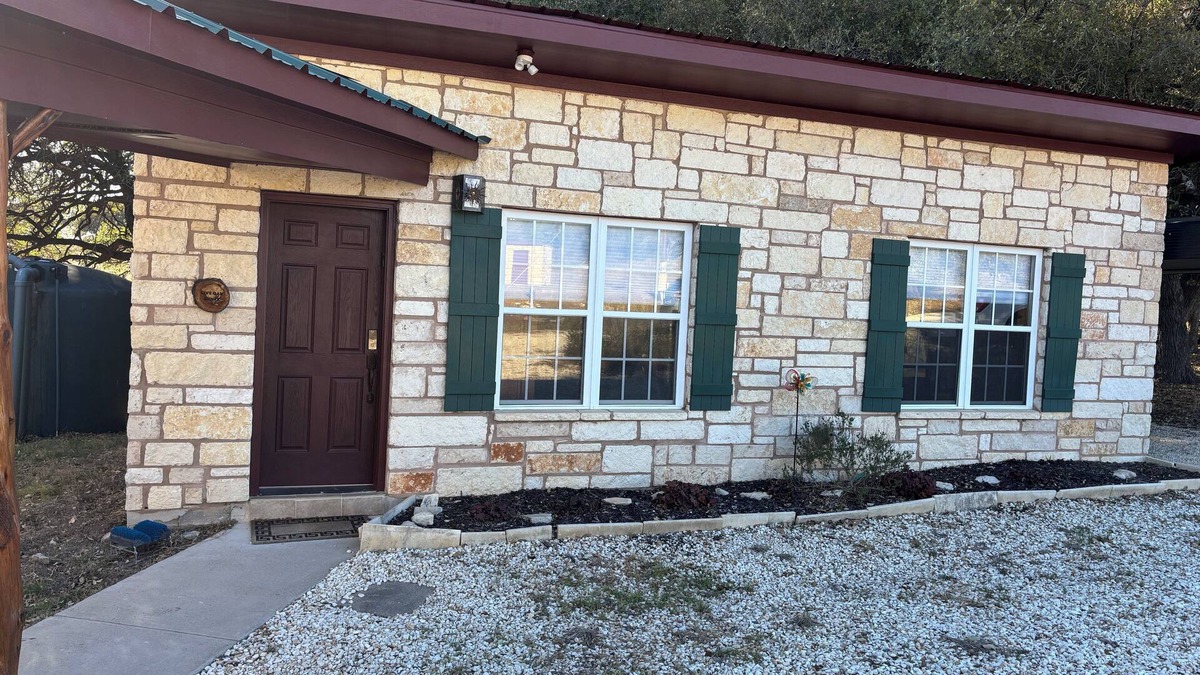 Lampasas Cabin | Live Oak Annex - a charming 1-bedroom cabin at a ranch in Lampasas, Texas