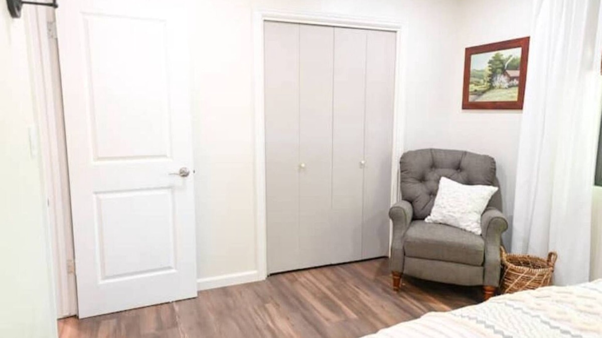 Prather Cottage | Live Oak Cottage- Adorable-2 beds Christian Owned