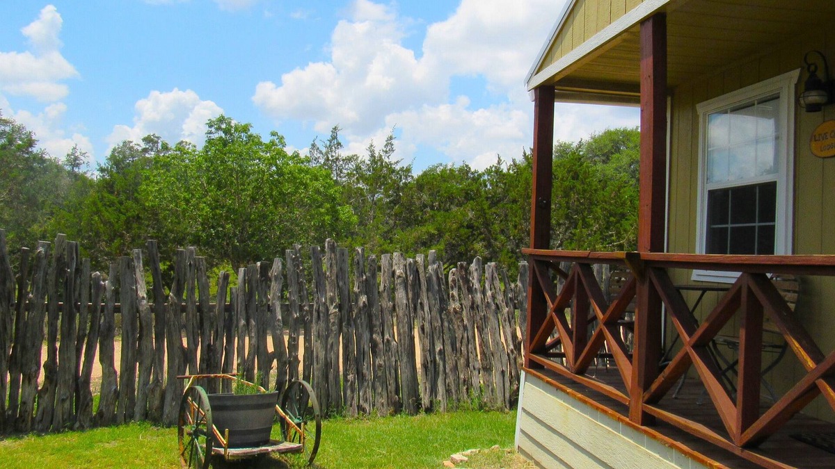 Dripping Springs Cottage | LIVE OAK LODGE: Charming Cabin at THE ALEXANDER AT CREEK ROAD for 2-4 Guests