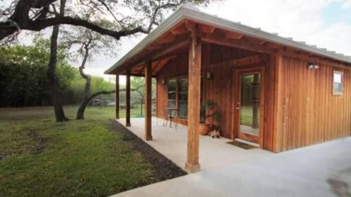 Uvalde Bed & Breakfast | Live Oaks Bed and Breakfast