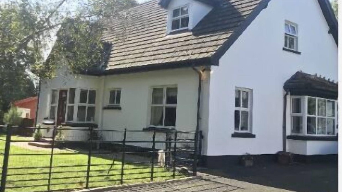 Ballymoney Cabin | Livery Lodge close to The Dark Hedges