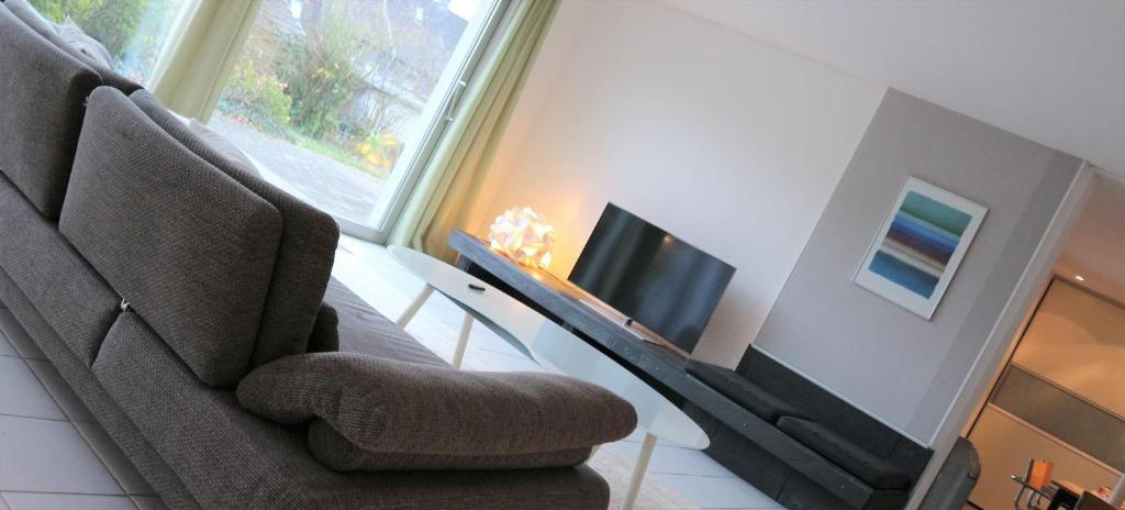 Halver Apartment | LIVING . Bungalow mit großem Garten .