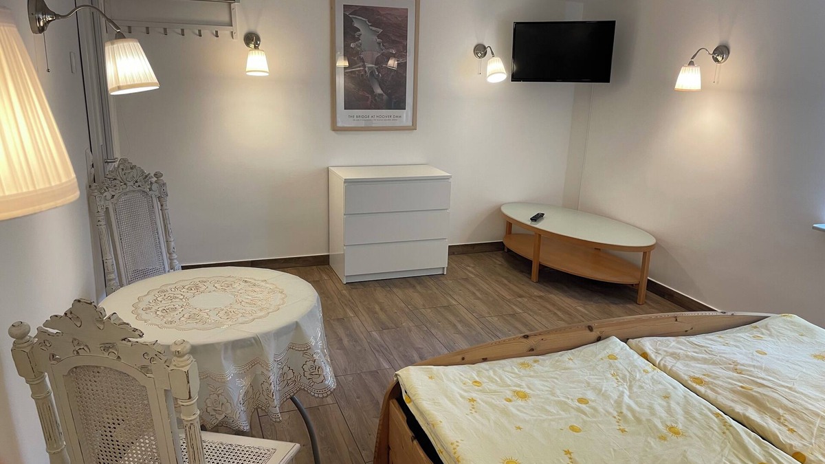 Glienicke/Nordbahn Apartment | Living in a green basement