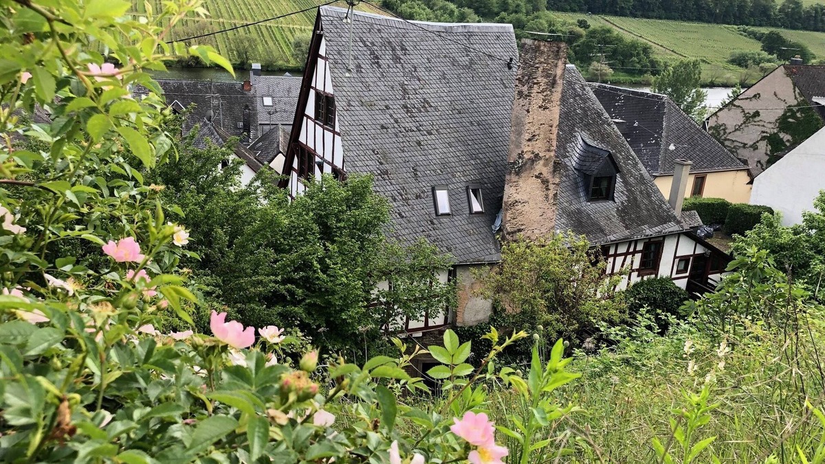 Merl Apartment | Living in a listed Winzerhof, Stylish Galeriewohnunge