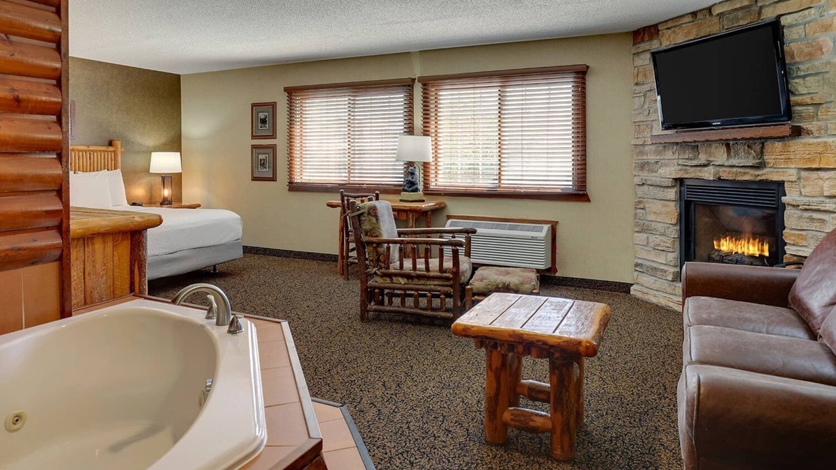 Galena Hotel | Living Room, Whirlpool, Theme Suite, Stoney Creek Galena | 2 Units