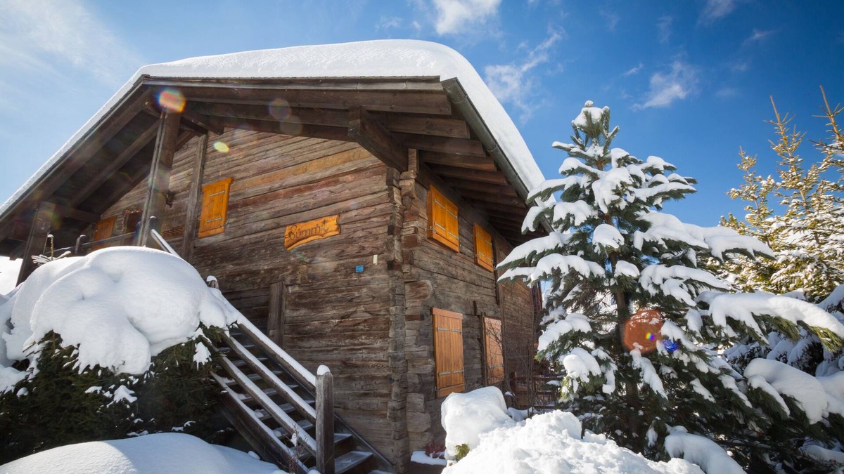 Verbier Apartment | Living room with fire place, kitchen with vitroceram, dishwasher, microwave and washingmachine, eati