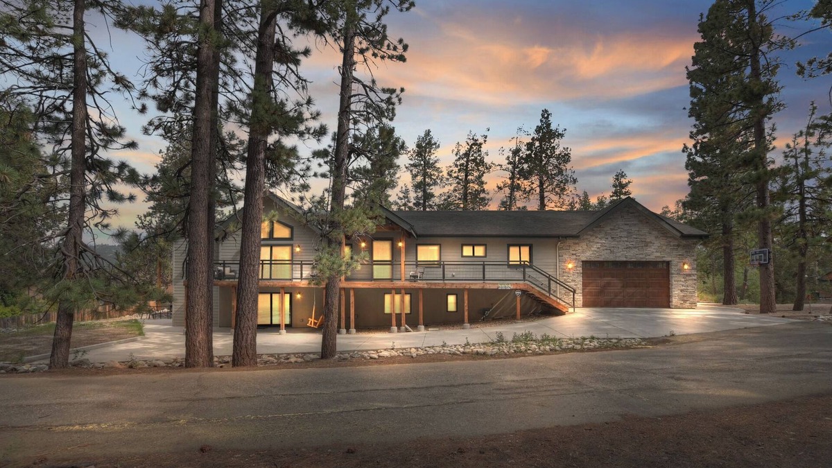The Village Cabin | Living The Dream By Destination Big Bear: Newly Built High End Modern Mountain Home! Game Room! Hot Tub!