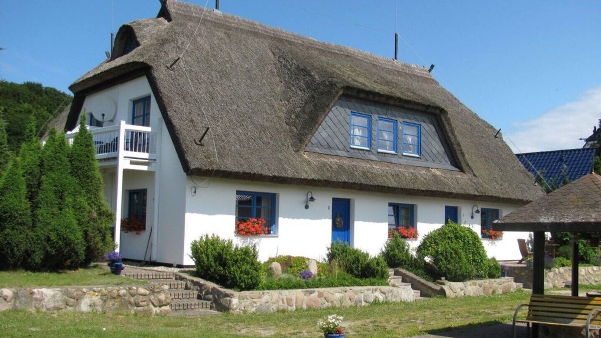 Lancken-Granitz Apartment | Living under "thatch" Family-friendly, dogs allowed, garden+large open space