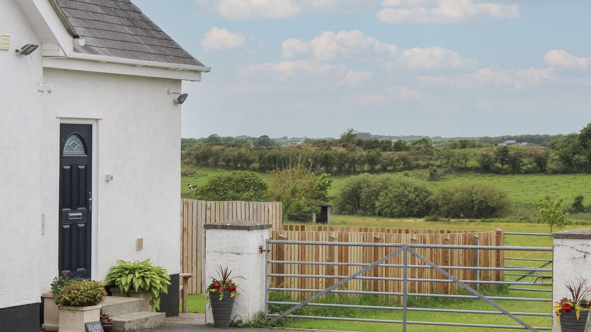 Llangefni Apartment | LLAIN MAI, pet friendly, country holiday cottage in Llangefni
