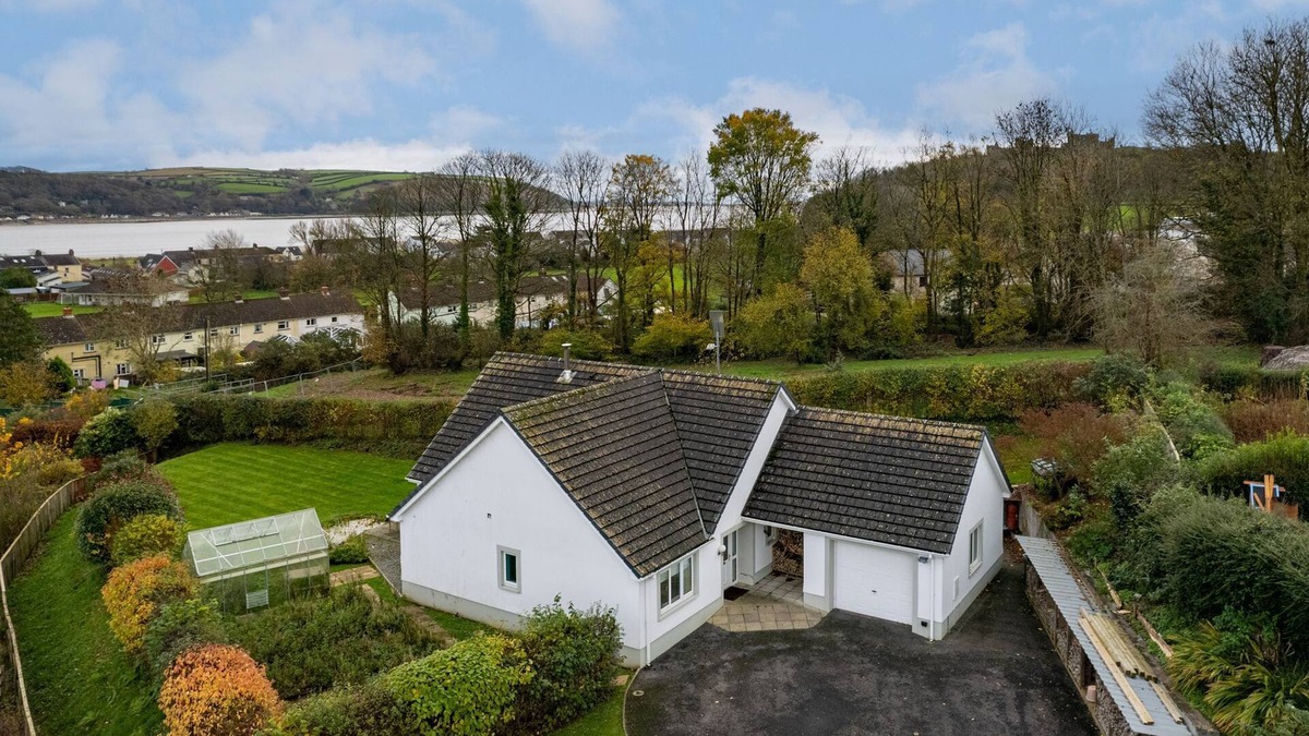 Llansteffan Cottage | Llais Y Mor, A Family, pet friendly home with Coastal Views