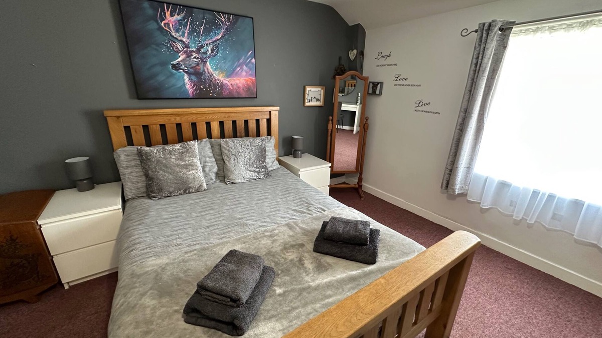 Llanidloes House | Llanidloes - Sleeps 7 - Parking - Pet Friendly
