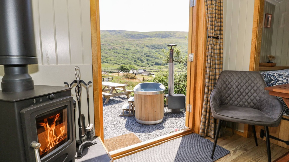 Llanbedr Cottage | LLETHR - SHEPHERDS HUT, romantic, with hot tub in Llanbedr