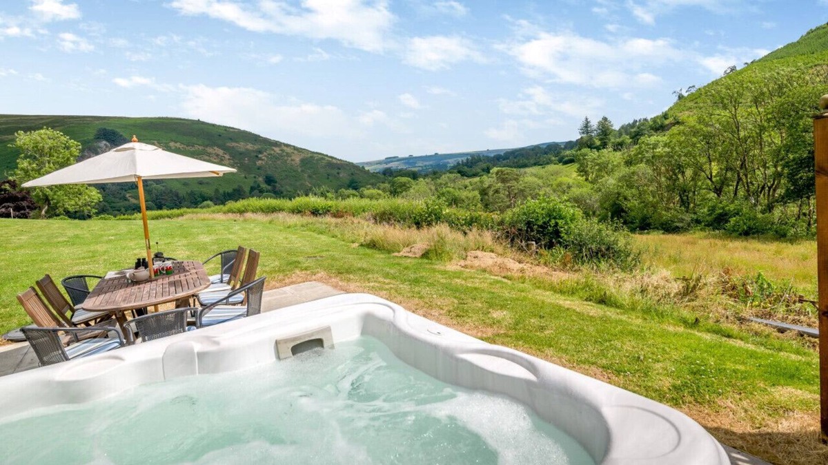 Llanwrtyd Wells House | Llety Llanwrtyd - Five Bedroom House, Sleeps 10