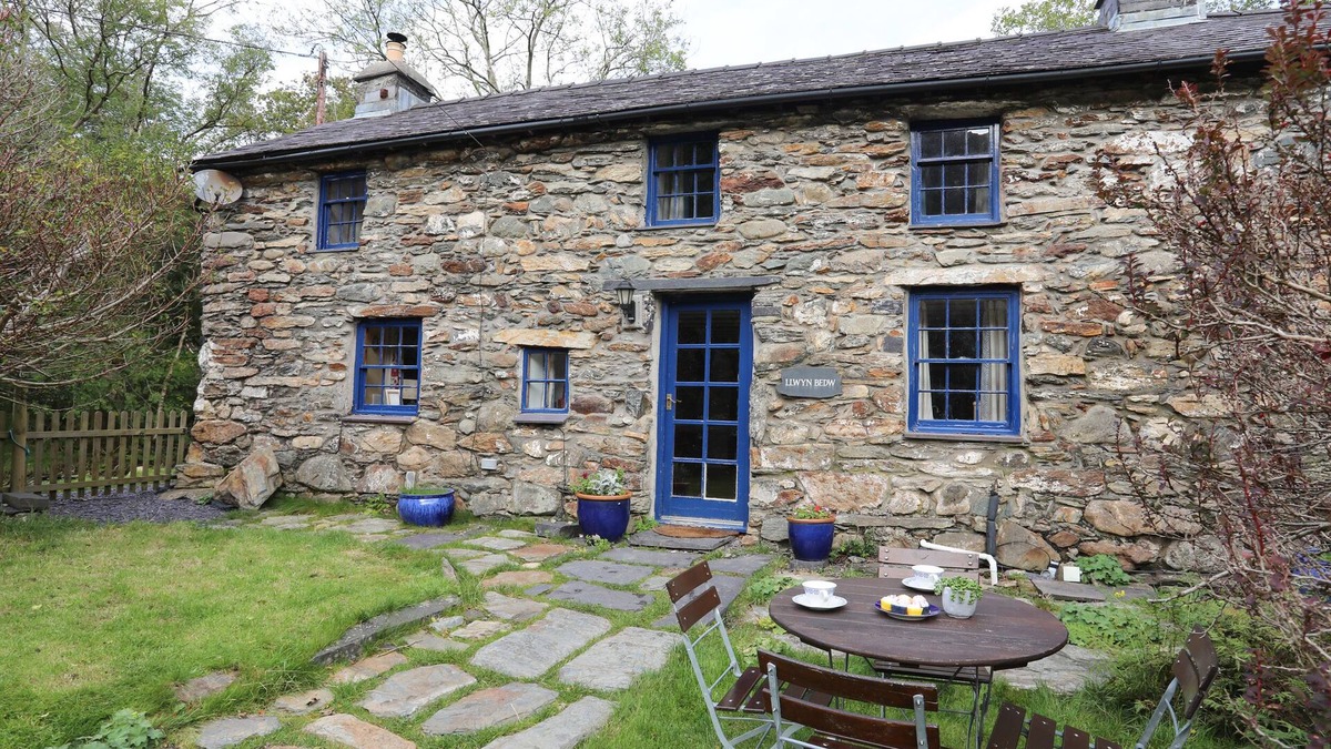 Nant Peris Cottage | LLWYN BEDW, pet friendly, with open fire in Nant Peris