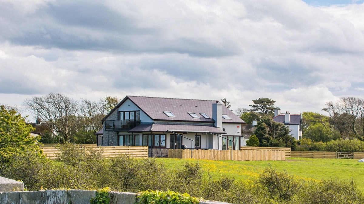 Llanfaelog Cottage | Llynfor - sleeps 10 guests in 5 bedrooms