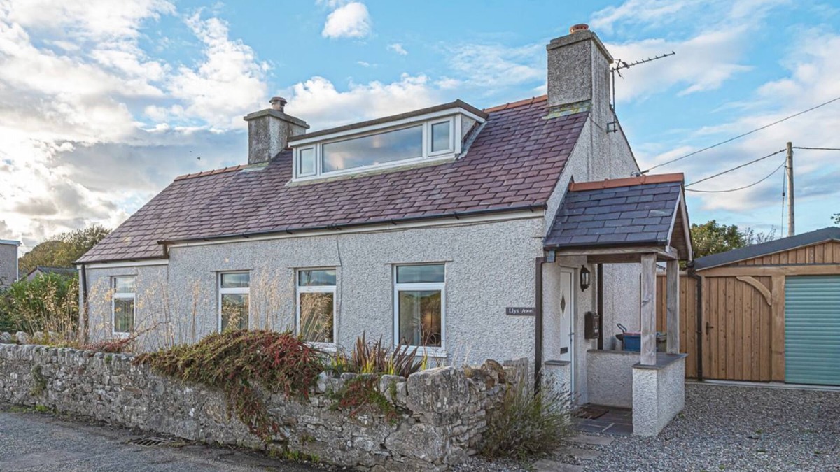 Malltraeth Cottage | Llys Awel - a cottage that sleeps 4 guests in 2 bedrooms