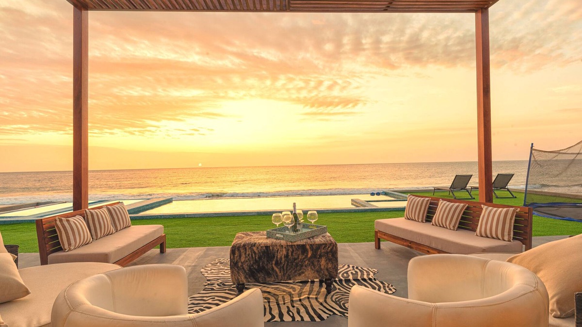 Punta Sal House | LN10 Resort Style all inclusive queen bed suite frente al Mar