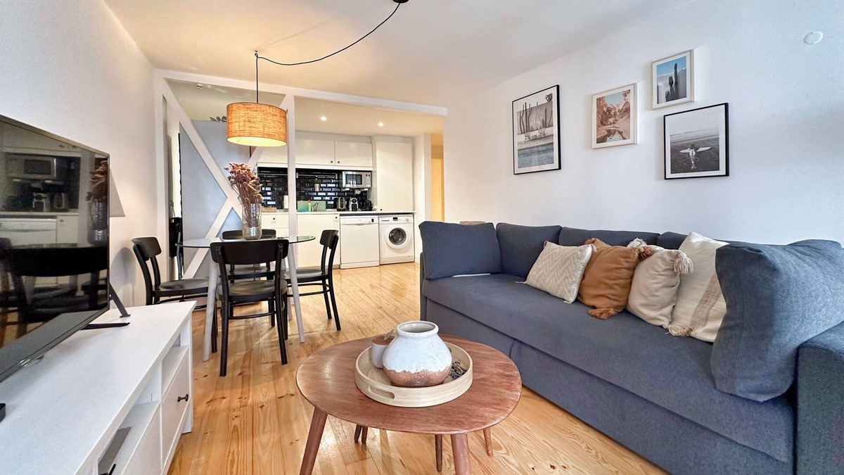 Santos Apartment | Local friendly up to 6 person apartment in the city center of Lisbon