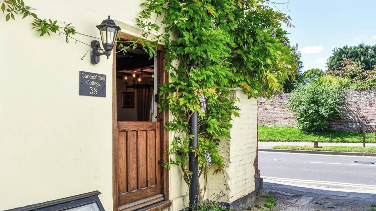 Wingham House | Local pubs, Walking routes, cottage w parking