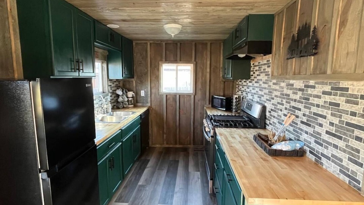 Elgin House | Located at the gateway of everything outdoors! Family and pet friendly.