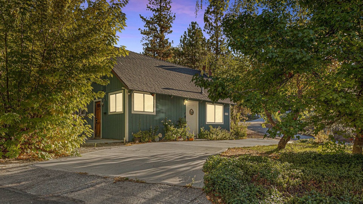 Arrowbear Lake Cabin | Located Half way between Lake Arrowhead&Big Bear/Level Entry