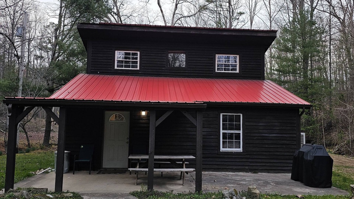 Corbin Cabin | located Just minutes from laurel river lake and holly bay marina.