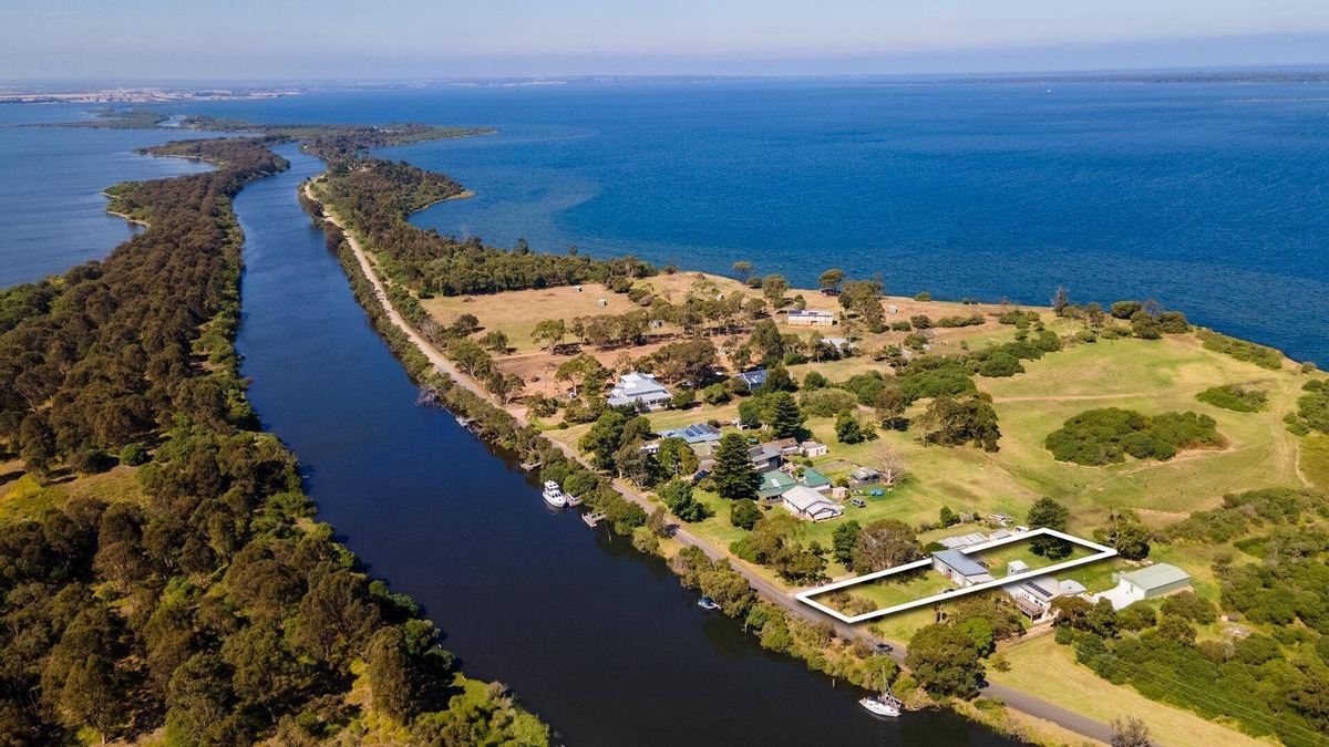 Eagle Point House | Located on the world-famous Silt Jetties