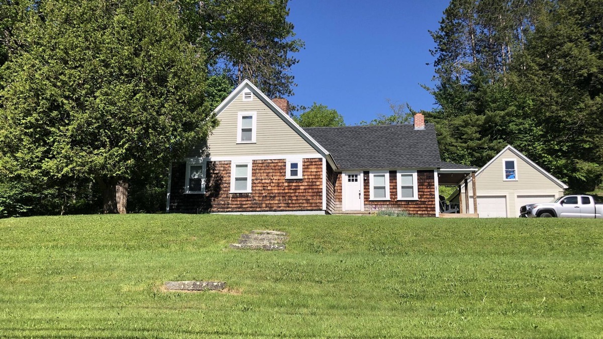 Littleton House | Located steps away to town park, hiking, popular & nationally recognized Main St