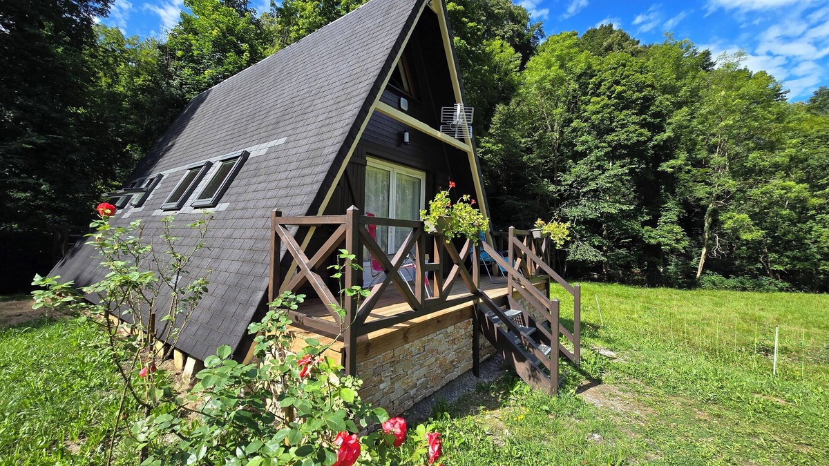 Sainte-Marie-de-Campan Ski Chalet | Location Chalet, Entièrement Rénové ,beaucoup de Charme, sur une Prairie