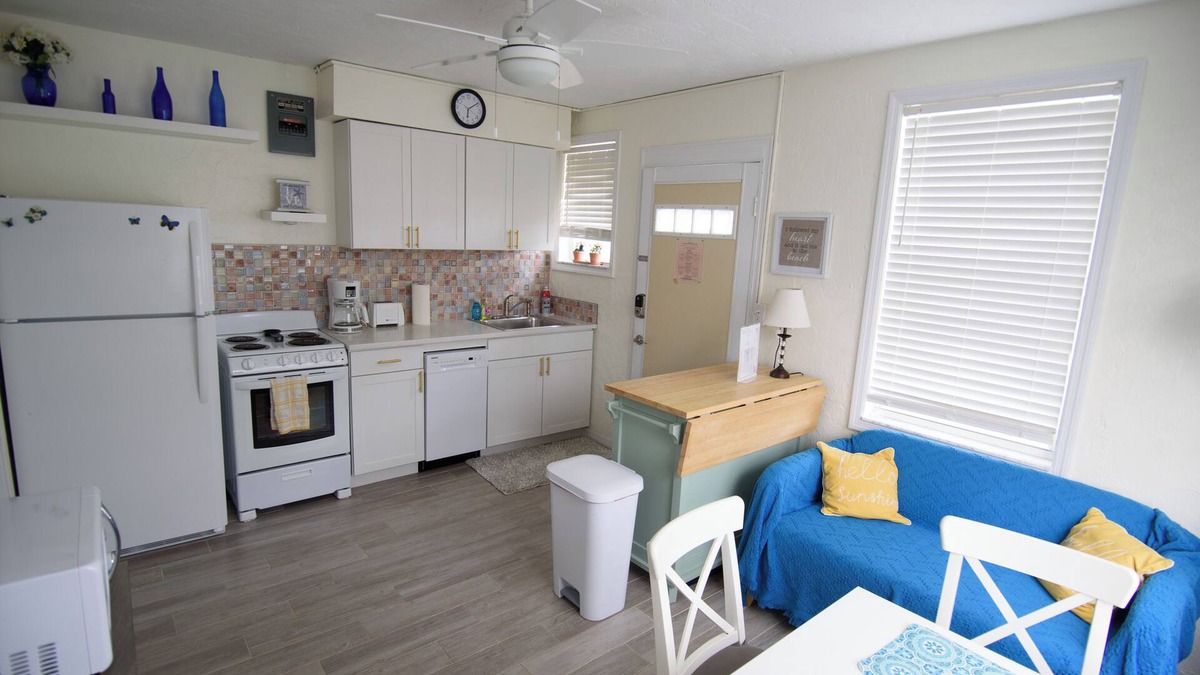 Golden Beach House | LOCATION! Cute & Quiet Venice Villa 2 min walk to direct access to Golden Beach