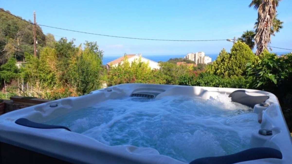 Bastia Apartment | Location Estivale Bastia U Fiumicellu, Vue Mer. Jacuzzi, Barbecue,
