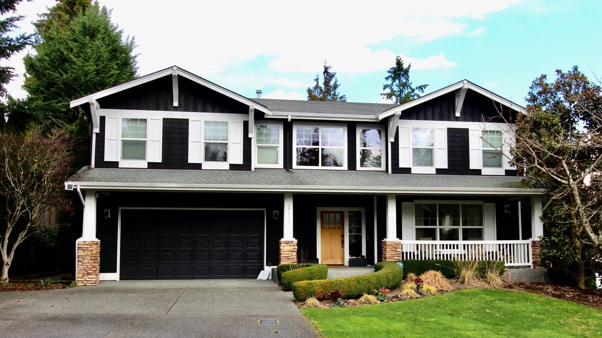 West Bellevue House | LOCATION JACKPOT Downtown Bellevue. Spacious, Beautiful, Hot Tub, Fire Pit
