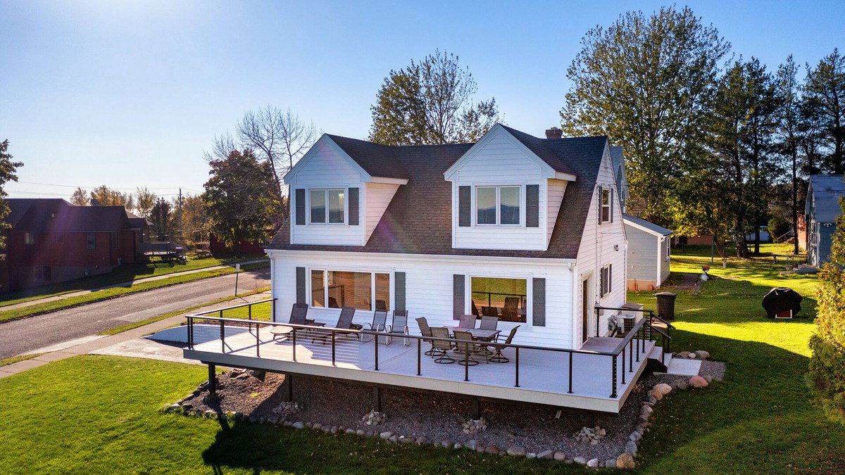 Two Harbors House | Location, location, location!