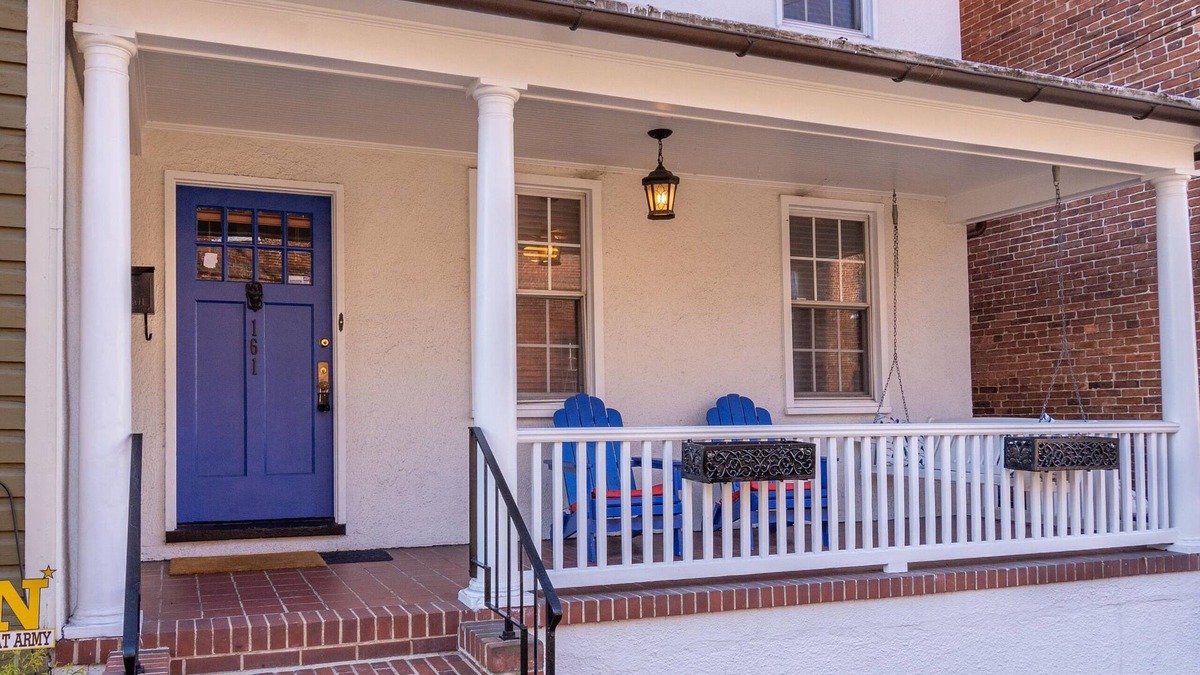 Historic District House | Location Location Location!50 Steps from Main Street and all of the action