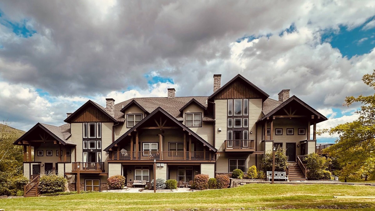 Hunter Condo | LOCATION! LOCATION!LOCATION! Luxurious Ski In/Out Jet-Set Condo nNEWLY RENOVATED