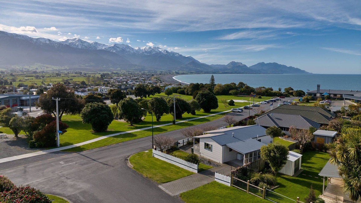 Kaikoura House | Location | Ocean and Mountain Views | Backyard - KK6451